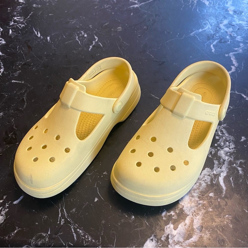 -2286 Crocs Kids' Classic Mary Jane Clog; Butter Yellow, J3